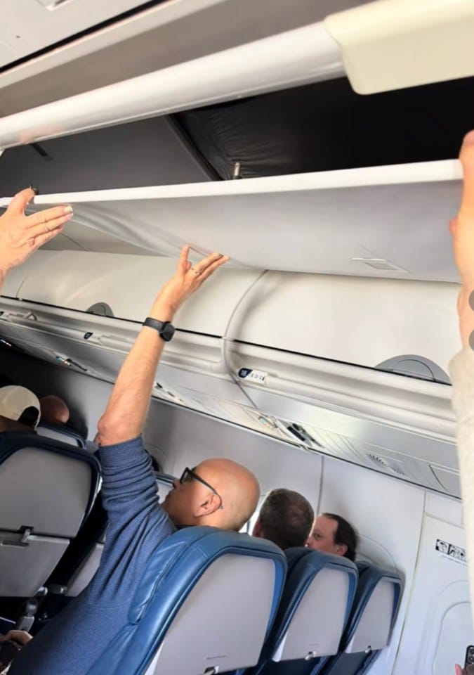 ¡El Techo del Vuelo 2417 de Delta SE DESPRENDIÓ en pleno Vuelo! 😱 Pasajeros lo Sostuvieron con sus Manos Delta Vuelo 2417