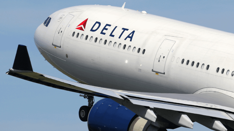 ¡El Techo del Vuelo 2417 de Delta SE DESPRENDIÓ en pleno Vuelo! 😱 Pasajeros lo Sostuvieron con sus Manos Delta Vuelo 2417